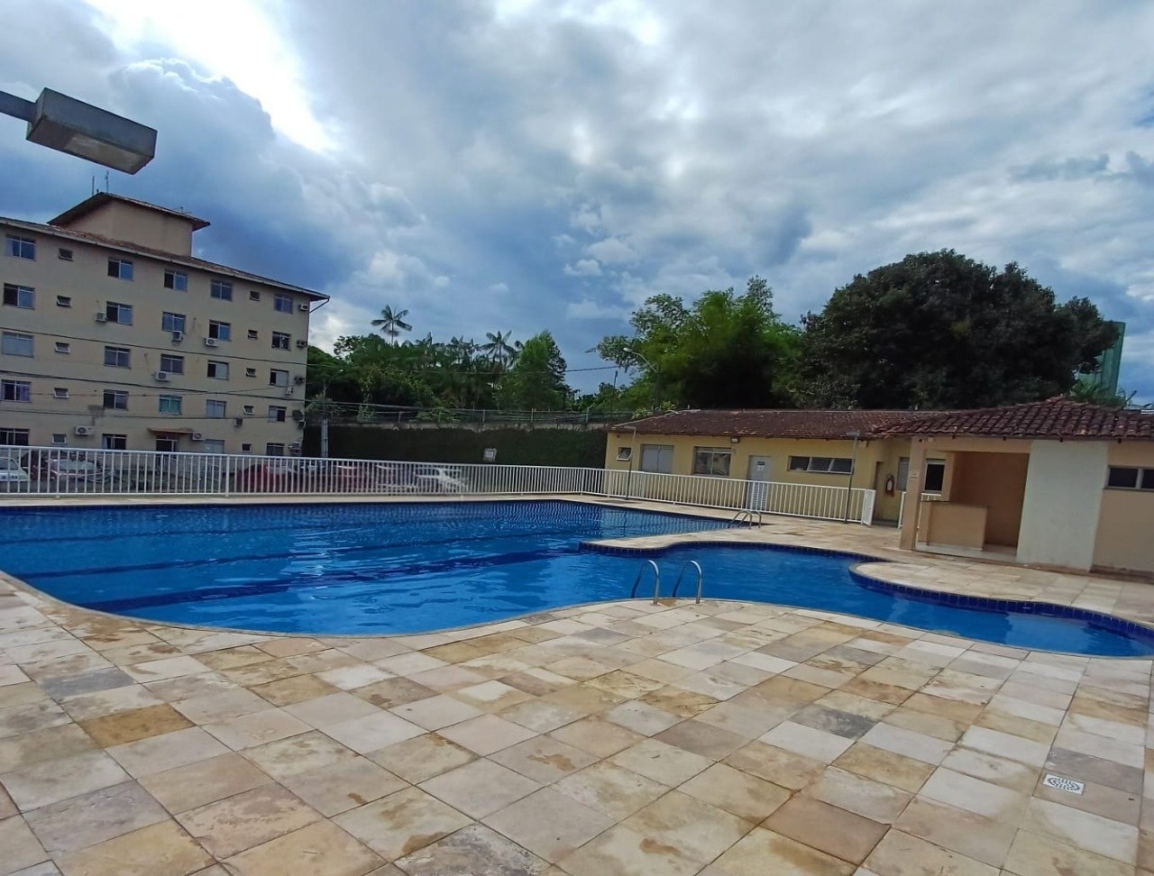 Piscina com os blocos ao fundo